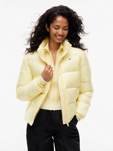 Tommy Jeans Winterjas in Geel: voorkant