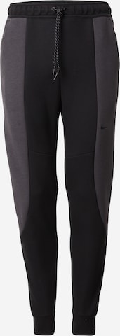 Nike SportswearTapered Hlače 'Tech Fleece' - crna boja: prednji dio