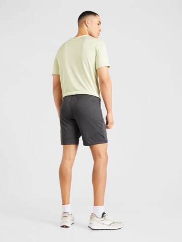 NIKE Regular Sportshorts in Schwarz