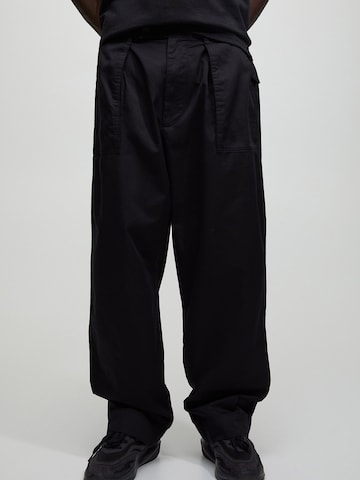 Pull&Bear Loose fit Pleat-front trousers in Black