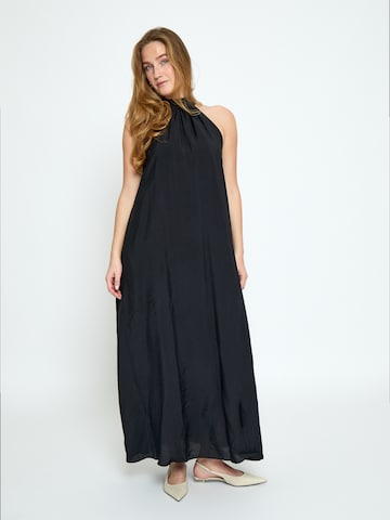 Peppercorn - Vestido 'Opeya' en negro: frente