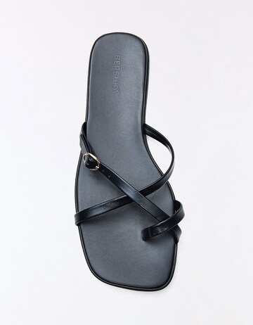 Bershka Ujjelválasztó-pántos szandál - fekete