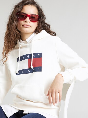 Tommy Jeans Mikina – bílá