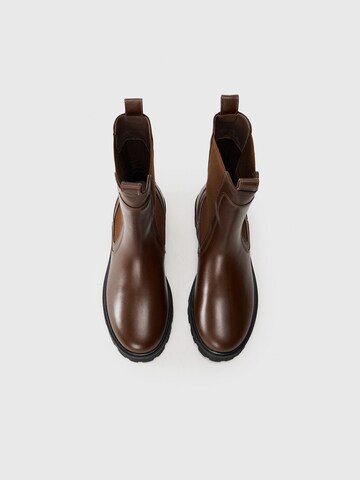 TOMMY HILFIGER - Botas Chelsea en marrón: arriba