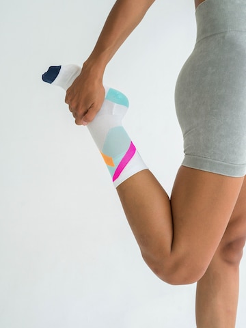 INCYLENCE Athletic Socks 'STRIKES' in White