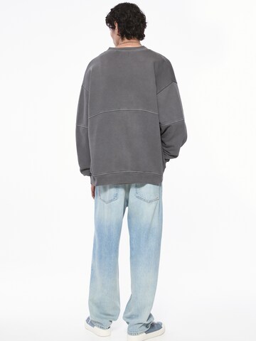 Pull&Bear Ohlapna forma Kavbojke | modra barva