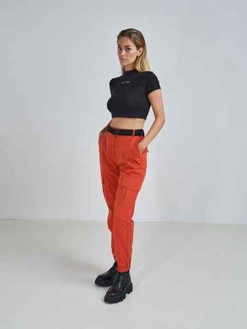 Tapered Pantaloni cargo 'Mira' di ABOUT YOU x Swalina&Linus in arancione