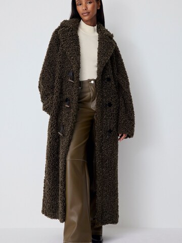 NA-KD Winter Coat in Brown: front