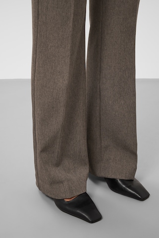 SOAKED IN LUXURY Skinny Broek in Bruin