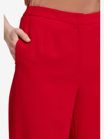 regular Pantaloni con pieghe di Vera Mont in rosso