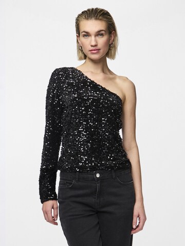 T-shirt 'KAM' PIECES en noir : devant