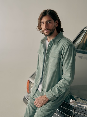 ABOUT YOU x Alvaro Soler جينز مضبوط قميص 'Faris' بلون أخضر: الأمام