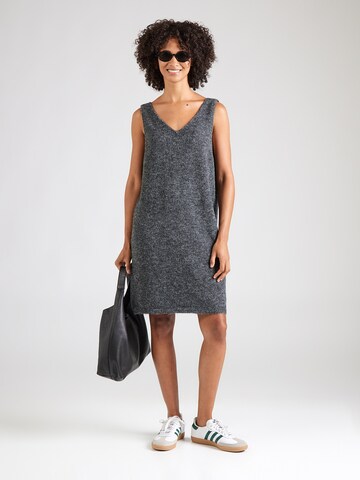 PIECES Трикотажное платье 'PCJESSA' в Серый