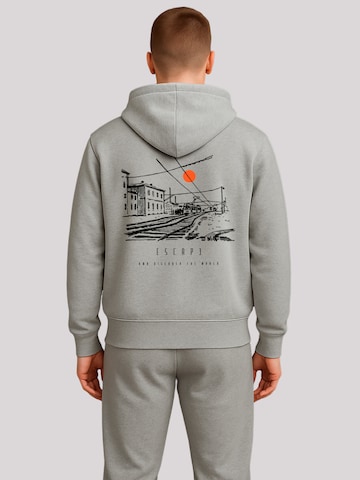 F4NT4STIC Trui 'Escape Discover The World Town Train Station' in Grijs: voorkant