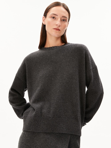 Pull-over ARMEDANGELS en gris : devant
