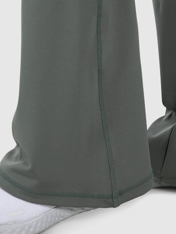 Smilodox Flared Leggings ' Leonora ' in Green