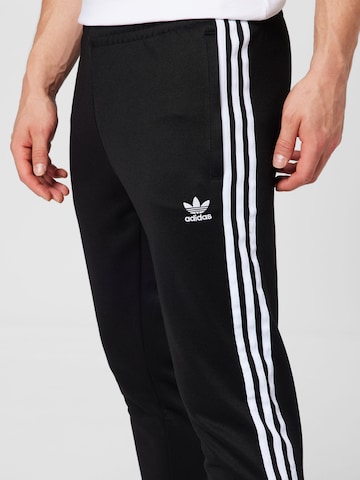 ADIDAS ORIGINALS Tapered Παντελόνι 'Adicolor Classics SST' σε μαύρο