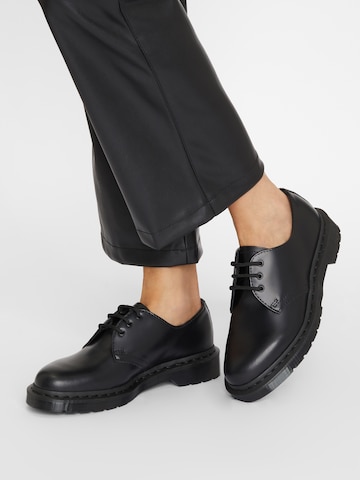 Scarpa stringata di Dr. Martens in nero: frontale