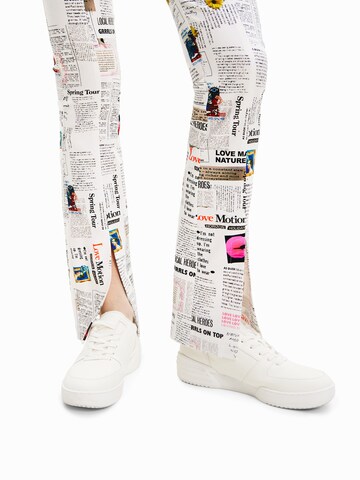 évasé Pantalon Desigual en blanc