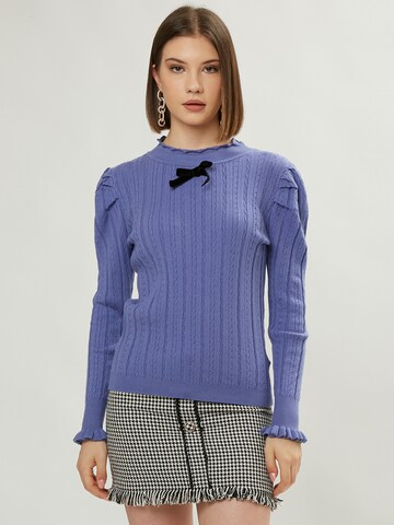 Influencer Pullover in Blau: Vorderseite
