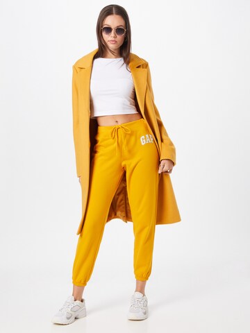 GAP - Tapered Pantalón en amarillo