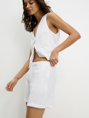 Pull&Bear Regular Shorts in Weiß