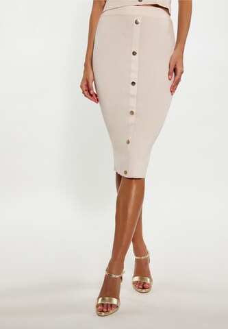 faina Rok in Beige