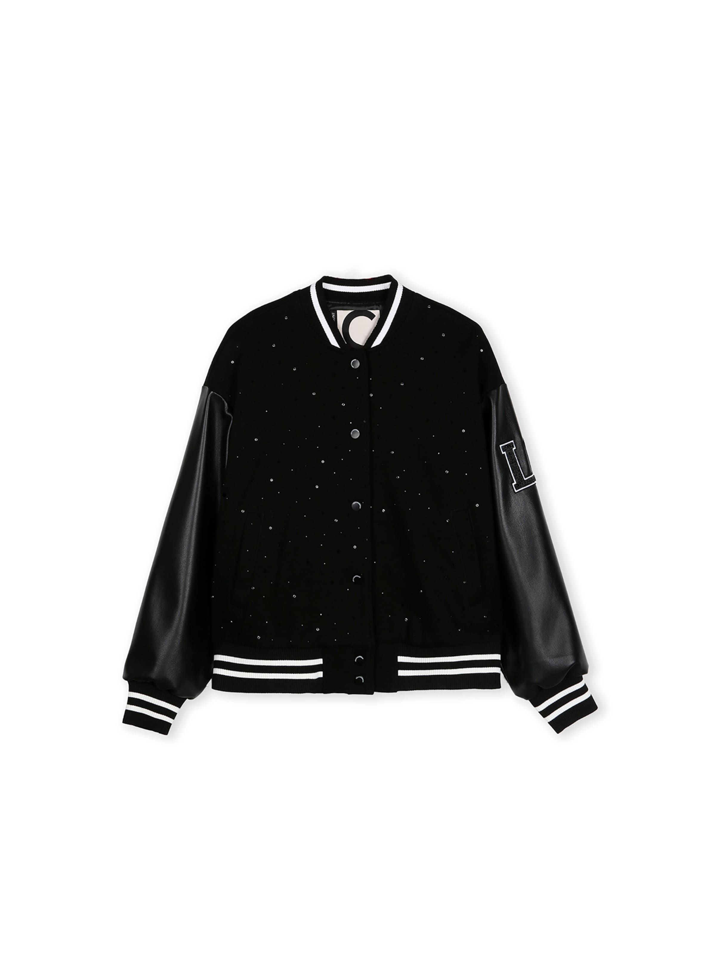 Lola Casademunt Φθινοπωρινό και ανοιξιάτικο μπουφάν σε μαύρο: μπροστά