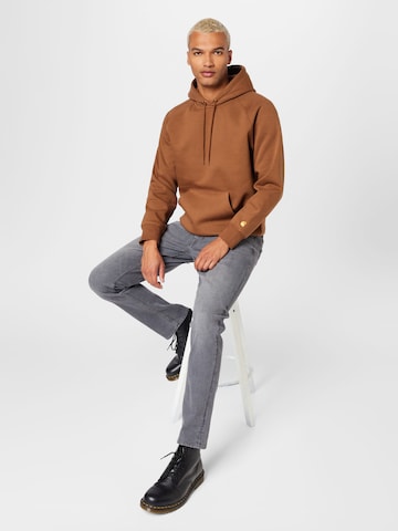 Carhartt WIP Sweatshirt 'Chase' in Bruin