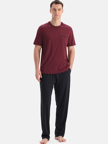 Dagi Pitkä pyjama värissä punainen: etupuoli