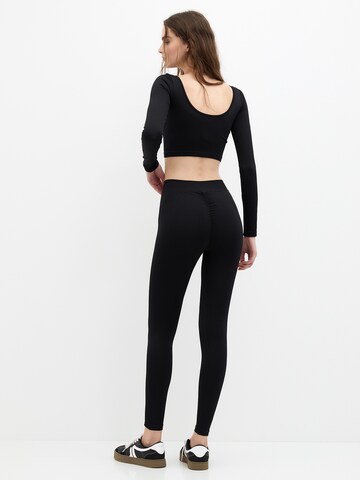 Pull&Bear Tričko - Čierna