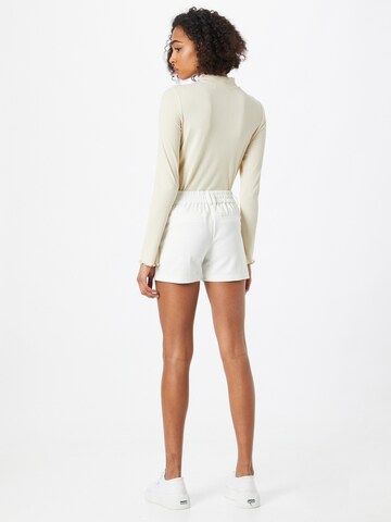 regular Pantaloni con pieghe 'Poptrash' di ONLY in bianco