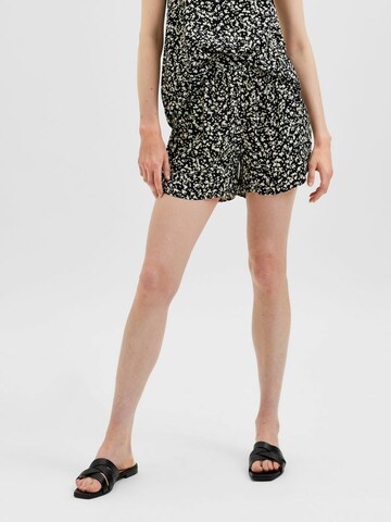 Selected Femme Petite Regular Shorts 'SLFUMA' in Schwarz: predná strana