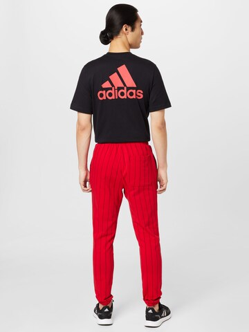 ADIDAS SPORTSWEAR Slimfit Spodnie sportowe 'Pinstripe Fleece' w kolorze czerwony