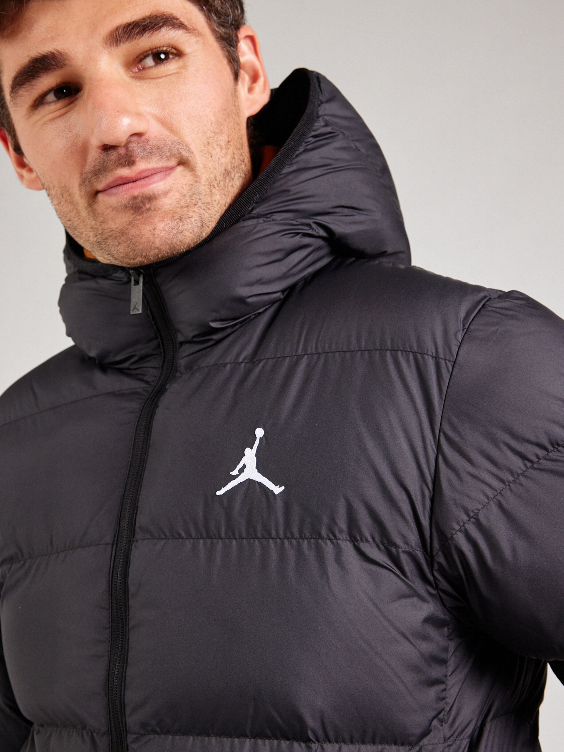 Jordan Jacke in Schwarz ABOUT YOU