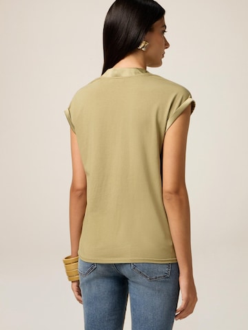 Top di oltre in verde