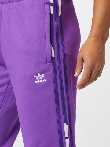 purpurinė ADIDAS ORIGINALS Siaurėjantis Kelnės 'Graphics Camo Sweat'