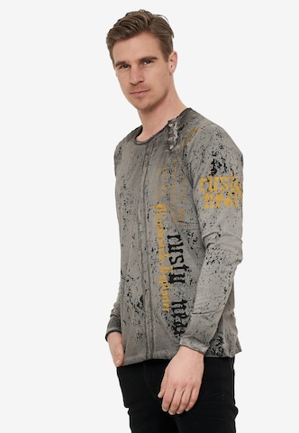 Rusty Neal Langarmshirt mit angesagtem Allover-Print in Grau: predná strana