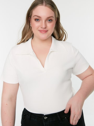 Trendyol Curve Poloshirt in Weiß