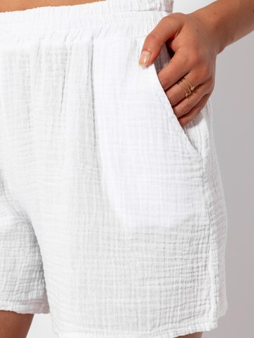 SASSYCLASSY Regular Pants in White