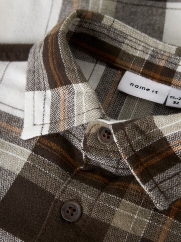 NAME IT - Ajuste regular Camisa en marrón
