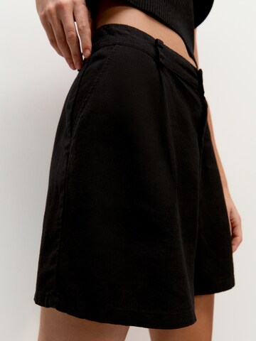 Loosefit Pantaloni con pieghe di Pull&Bear in nero