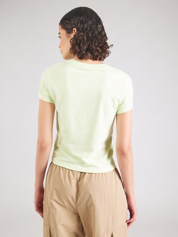 Nike Sportswear T-shirt 'CHLL' i grön