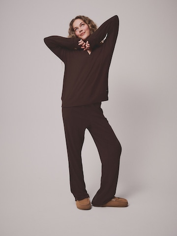Next Pyjama in Braun: Vorderseite