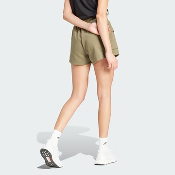ADIDAS SPORTSWEAR Loosefit Sportbyxa 'Essentials' i grön