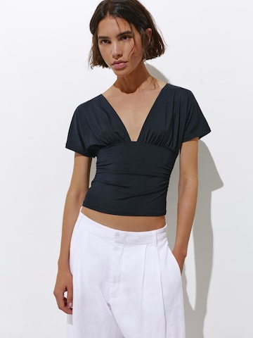 Pull&Bear Тениска в черно: отпред