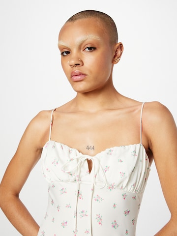 Rochie de la Gina Tricot pe alb