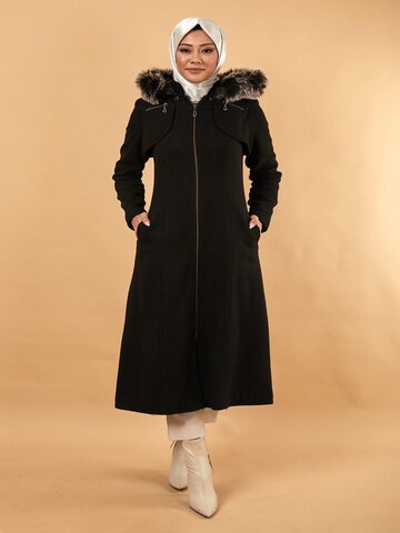 MODAMIHRAM Winter Coat in Black: front