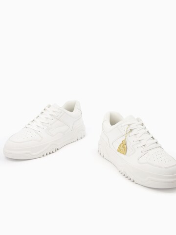 Baskets basses Bershka en blanc