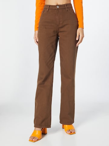 Monki Regular Jeans in Bruin: voorkant